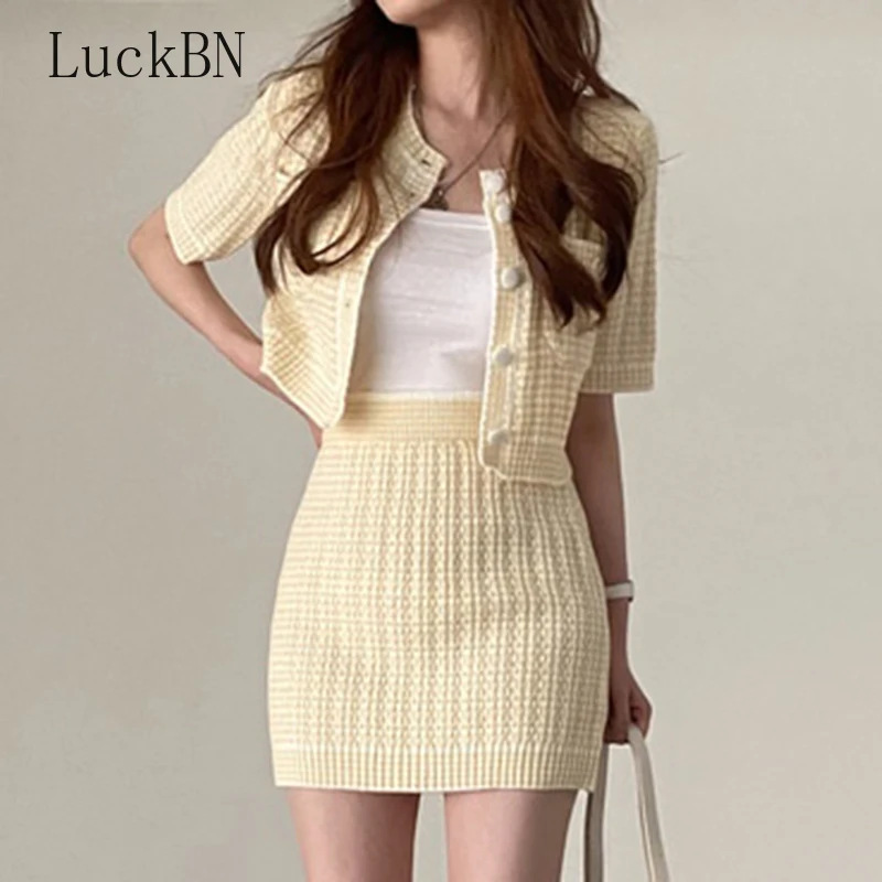 

Женский трикотажный костюм с юбкой, однобортный короткий кардиган с круглым вырезом и облегающая мини-юбка с высокой талией в Корейском сти...