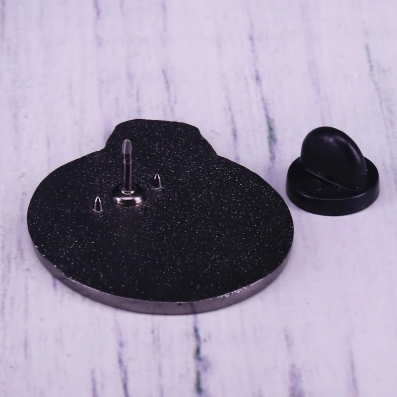 Брошь на лацкан мы можем сделать это брошь в стиле Рози клепальщика по второй