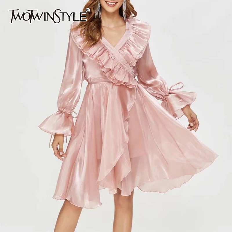 TWOTWINSTYLE белое платье с рюшами для женщин v образный вырез расклешенный рукав