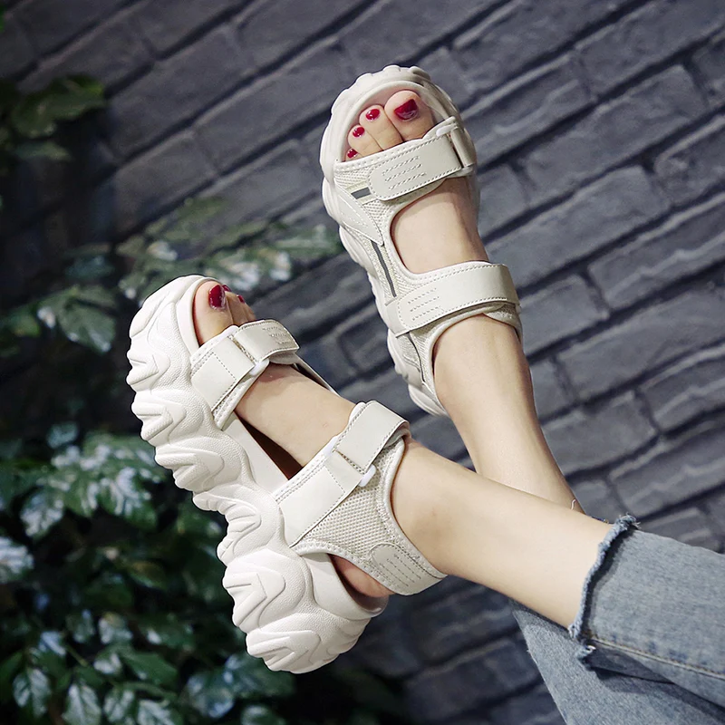 Спортивные женские сандалии Модель 2020 года Летние туфли на прозрачном каблуке