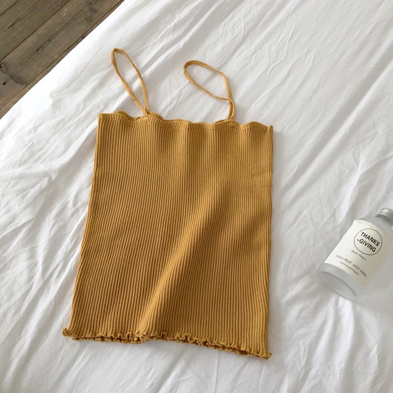 Майка на бретелях-спагетти однотонная короткая женская летняя пикантная тонкая