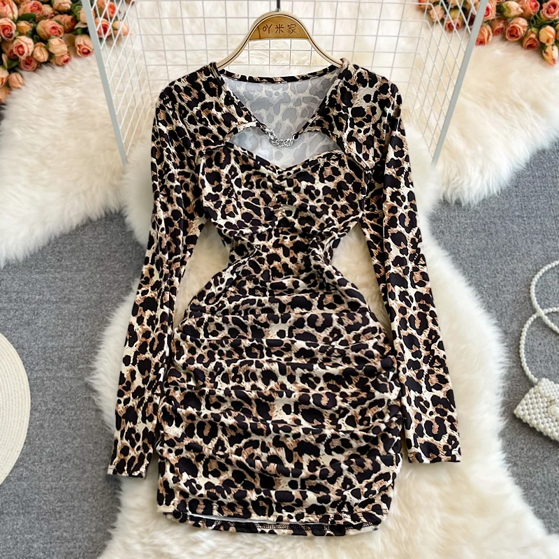 Облегающее мини-платье с леопардовым принтом соблазнительное облегающее платье