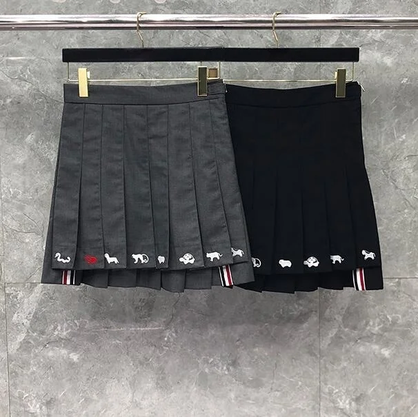 

2021 Fashion Brand Skirts Women Slim Skirts Above Knee Mini Skirt Animal Embroidery Casual Summer Short Pleated Skirt