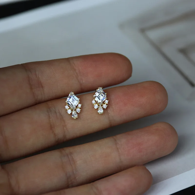 

Женские серьги из серебра 925 пробы с фианитами