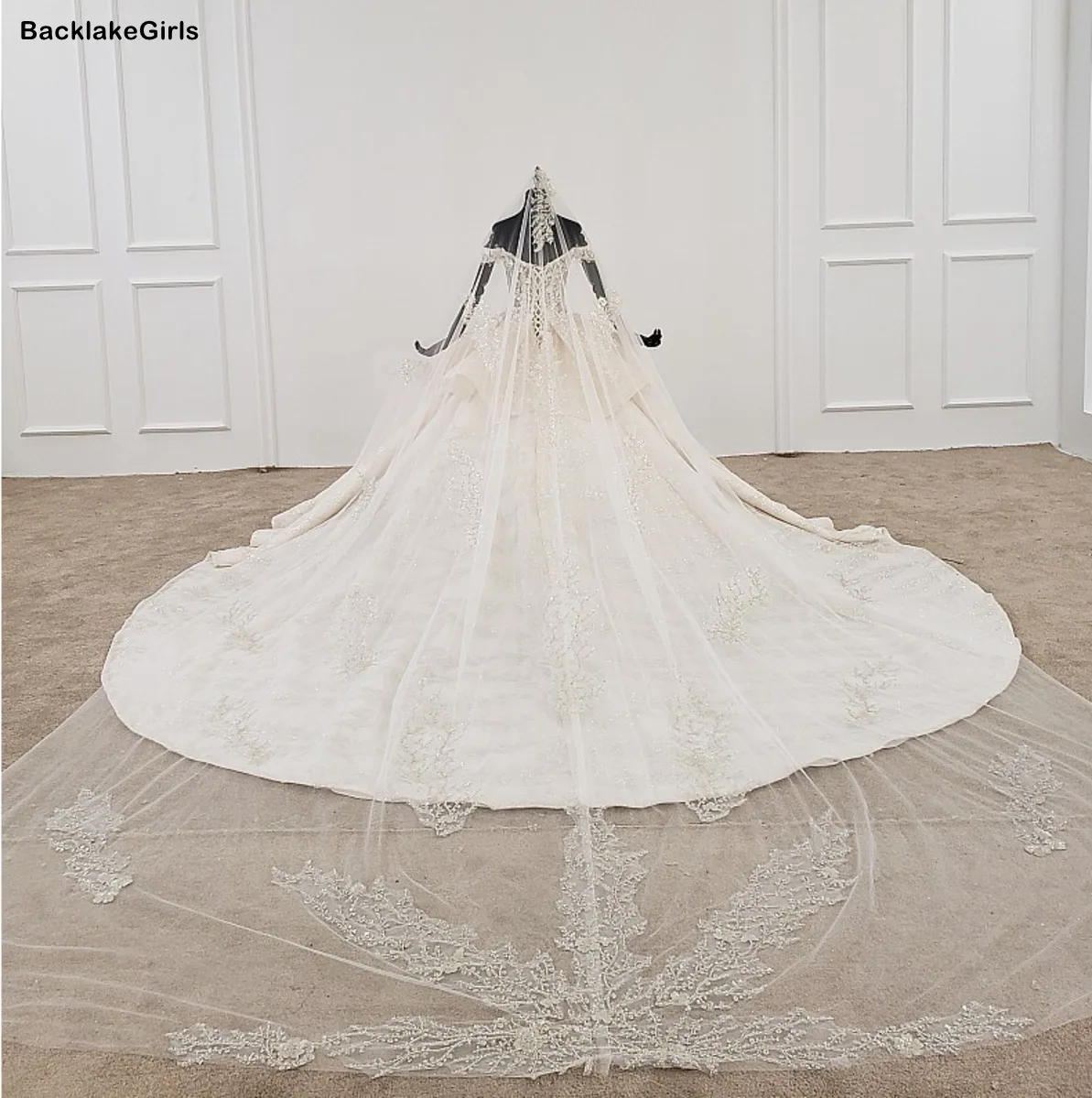 Свадебное платье в богемном стиле с объемным цветком бохо открытыми плечами