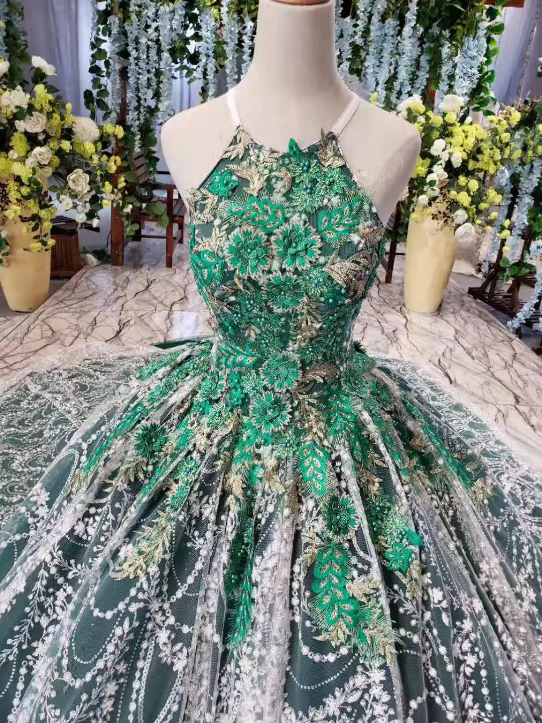 

Vintage Dark Green Puffy Lace Prom Dresses Sparkle Fabric Beaded Formal Party Dress With Halter Neck Ball Gowns Long Prom Gowns
