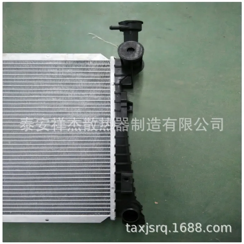 Радиатор для резервуара воды автомобильного радиатора применим к Ford Fox Explorer Mondeo