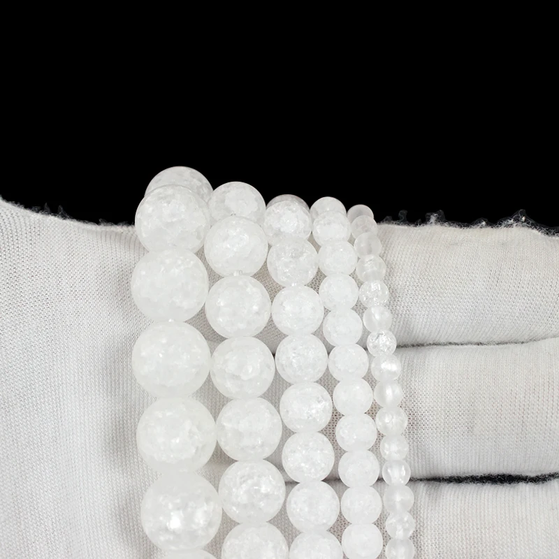Тусклые блестящие матовые белые снежные треснувшие фонарики круглые бусины