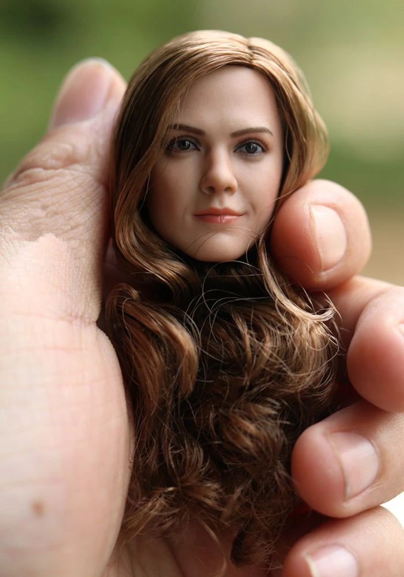 

n Stock 1/6 Scale W Long Curls Hair Emma Watson Head Sculpt with Women Golden Hair for 12 inches Femal Body