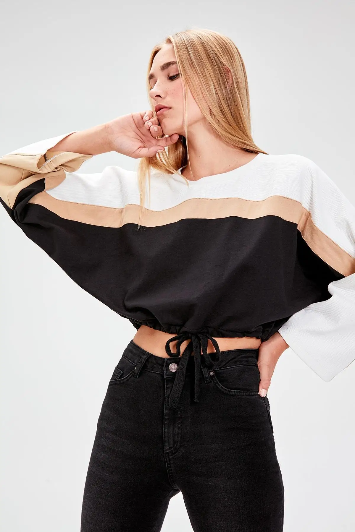 Trendyol черный с цветным блочным трикотажным свитером TWOAW20SW0025