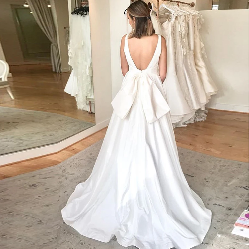 Женское свадебное платье без рукавов белое с V-образным вырезом открытой спиной и