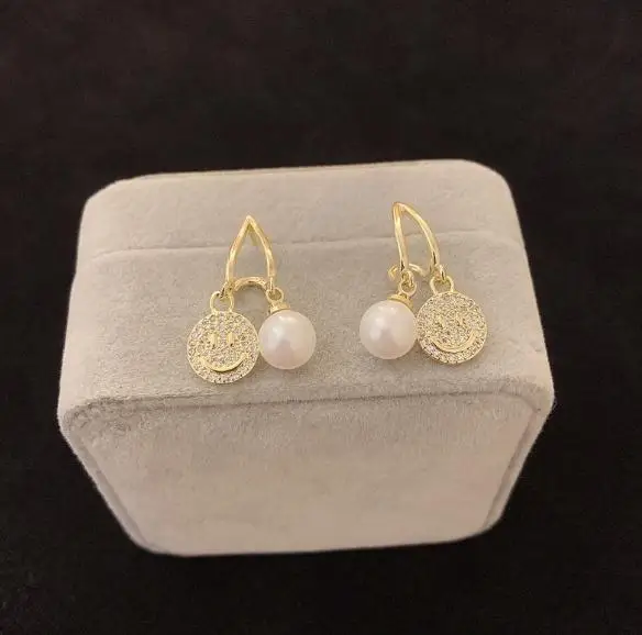 

Favorite Pearl Store Pearl Earrings New Classic White Color South Sea Shell Pearl Top Quality Rhinestone Smile Stud Earrings