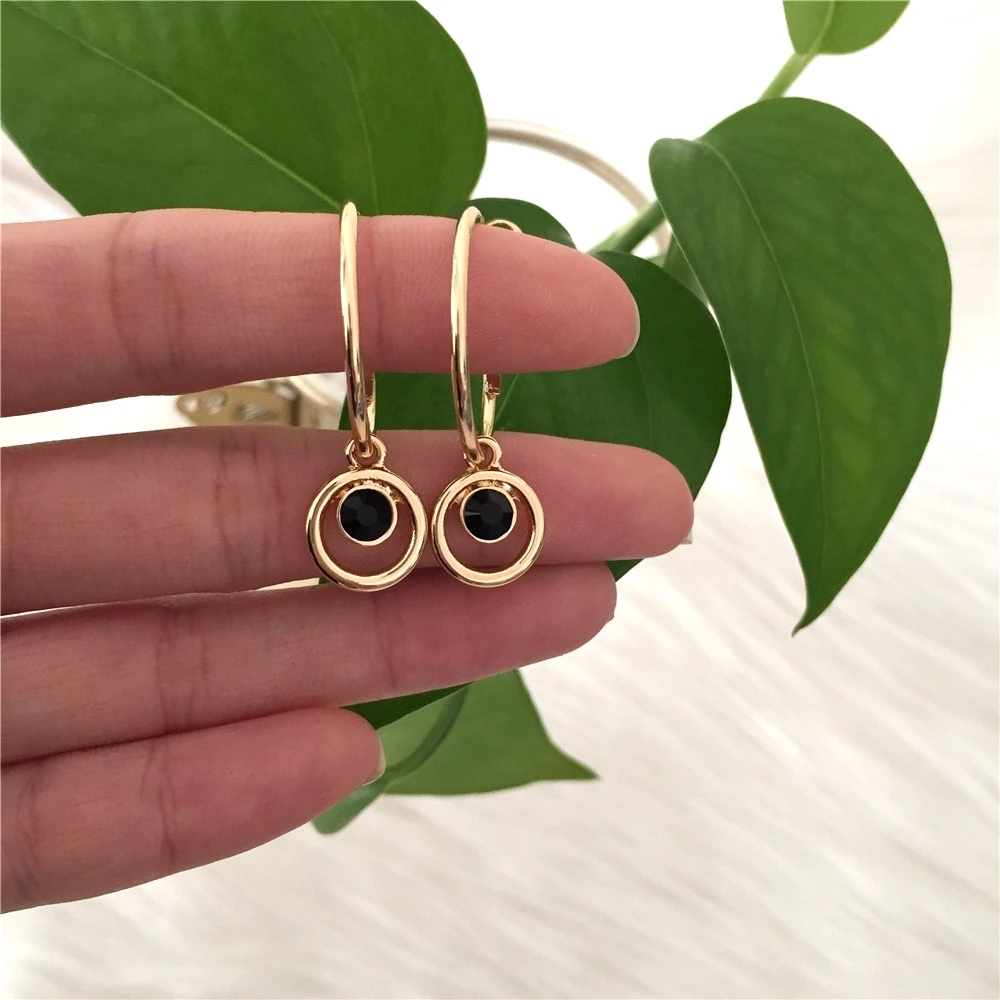 Серьги-кольца женские повседневные с черным камнем и круглыми подвесками