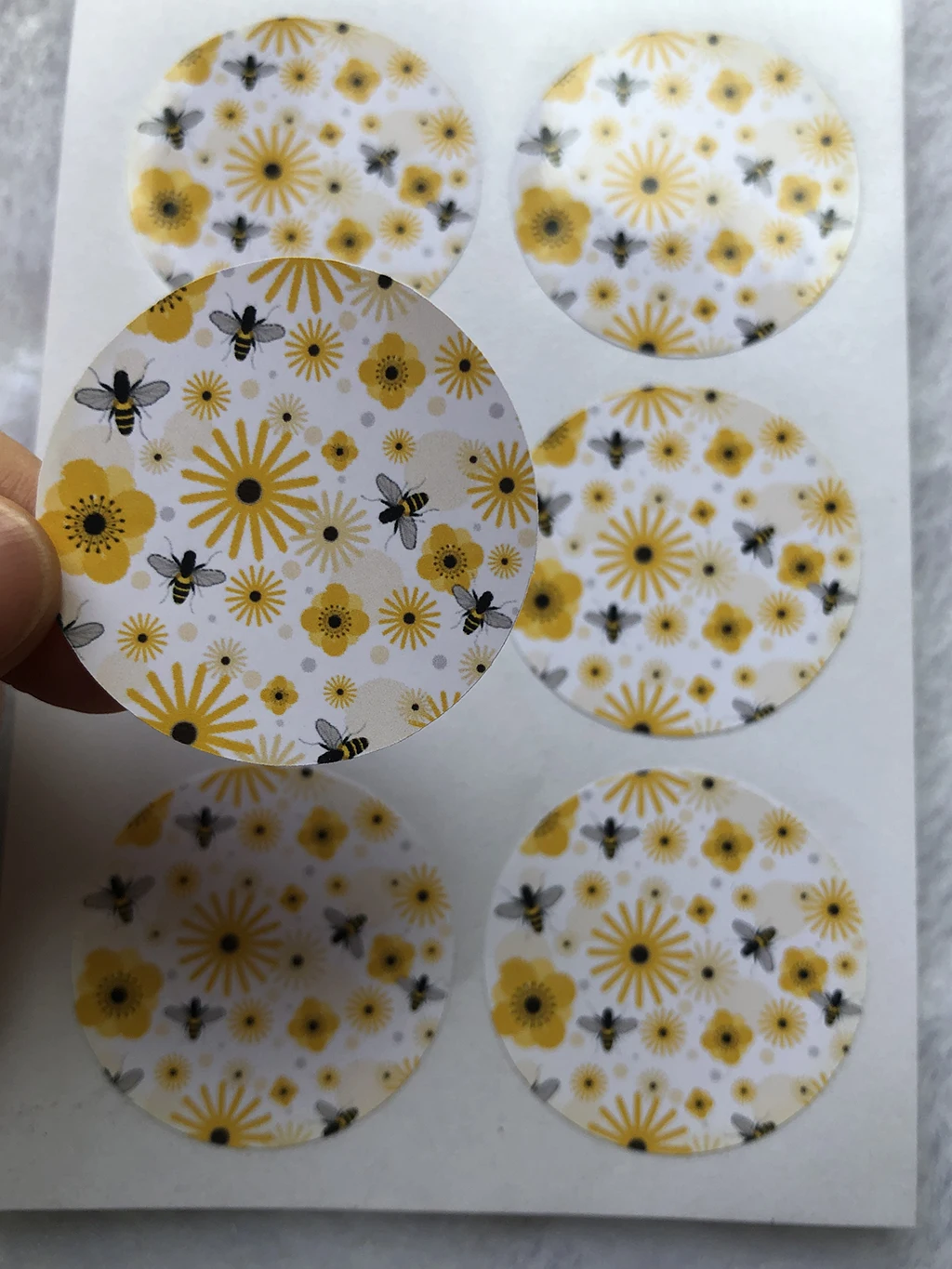 Этикетка для меда пчелы и цветы наклейка конверта