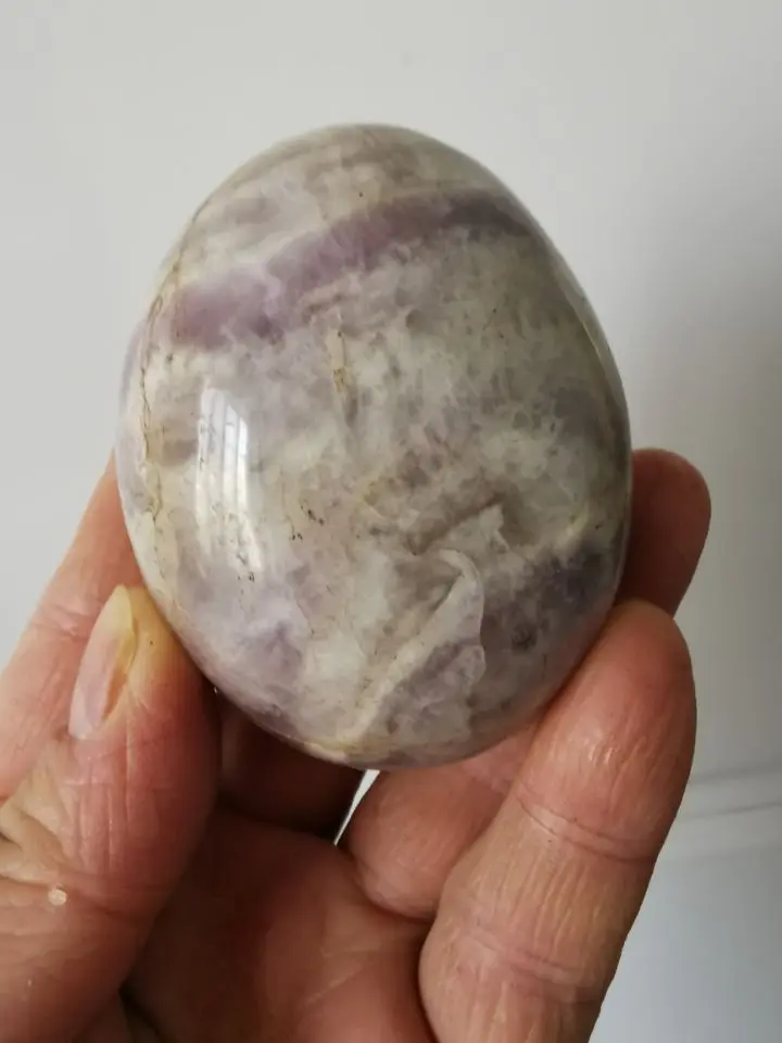 Полосатый шеврон мечта аметист Карманный пальмовый камень (Гладкий полированный волшебный камень) 193 г Полосатый шеврон мечта аметист Карманный пальмовый камень (Гладкий полированный волшебный камень) 193 г