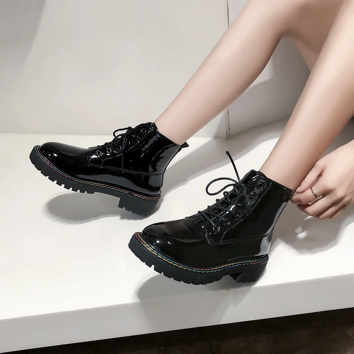 Высококачественные женские ботинки из лакированной кожи байкерские черного