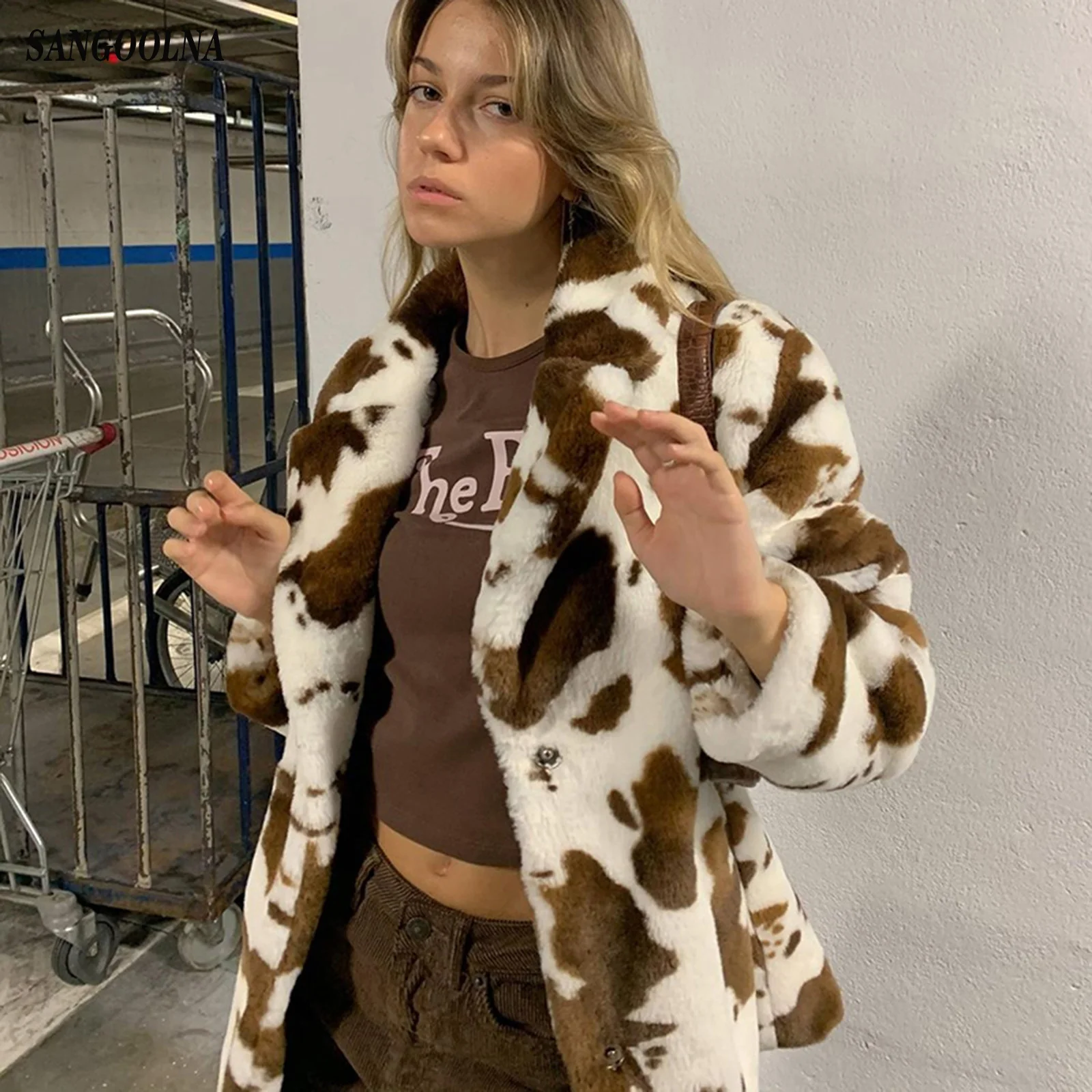 

В Корейском стиле; Сезон Зима; Новинка; Модные Пальто Harajuku коров печать свободного кроя с длинными рукавами и отложным воротником куртка в с...