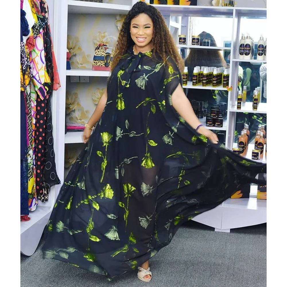 Длинное платье с капюшоном в африканском стиле зеленым принтом свободного