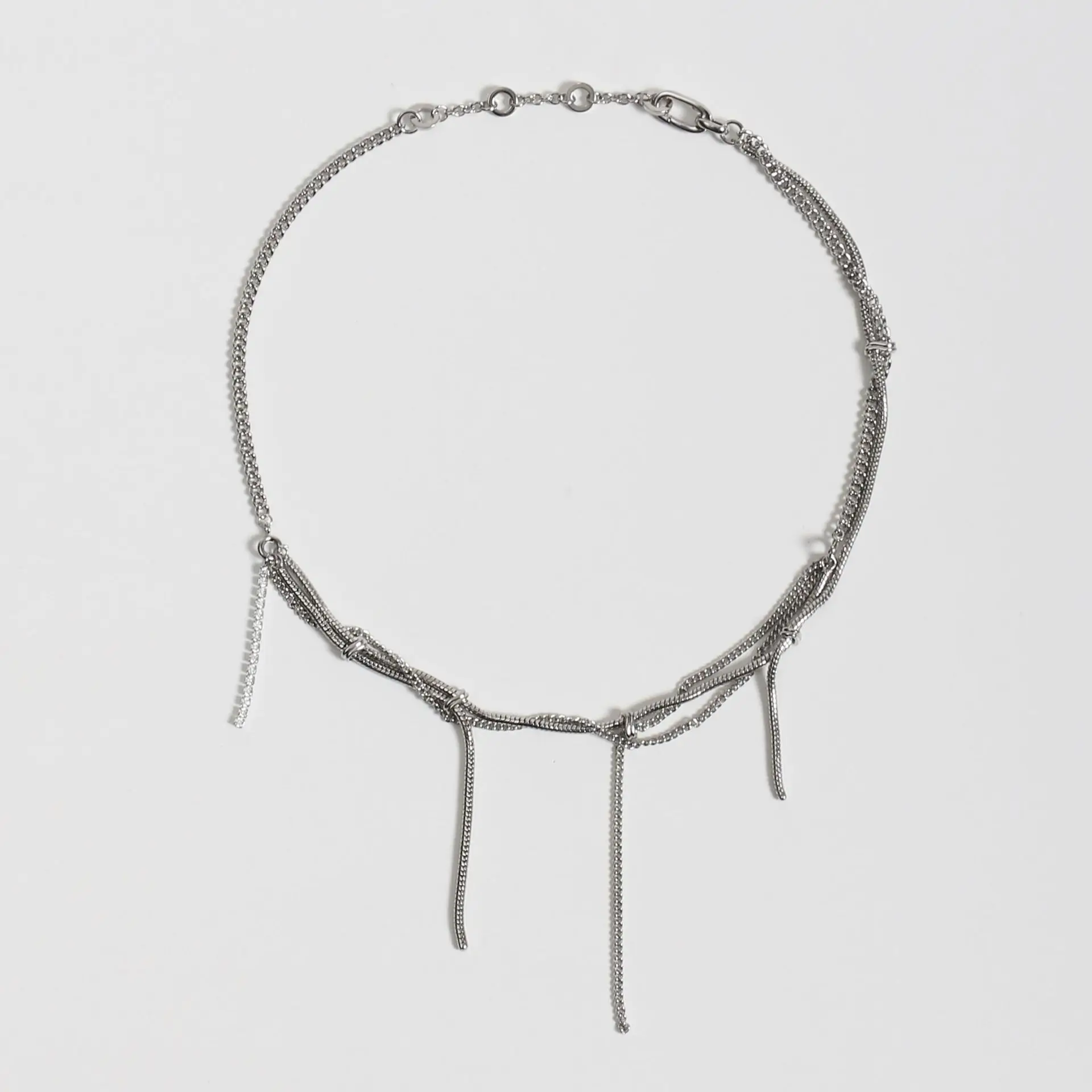 

Женское ожерелье с бантом и кисточкой