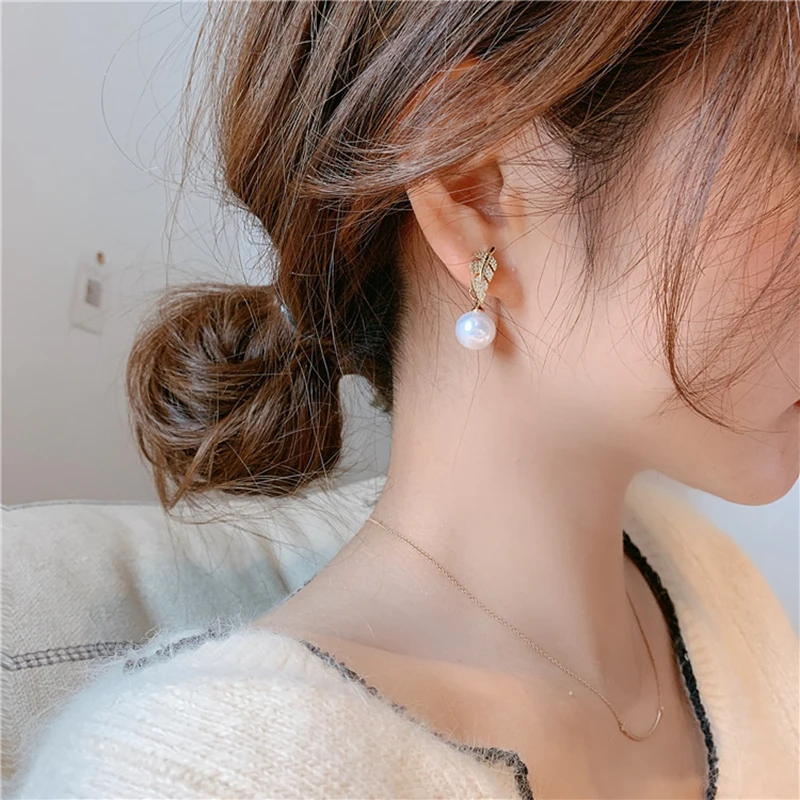 Простые серьги-подвески с искусственным жемчугом в виде листьев растений стразы