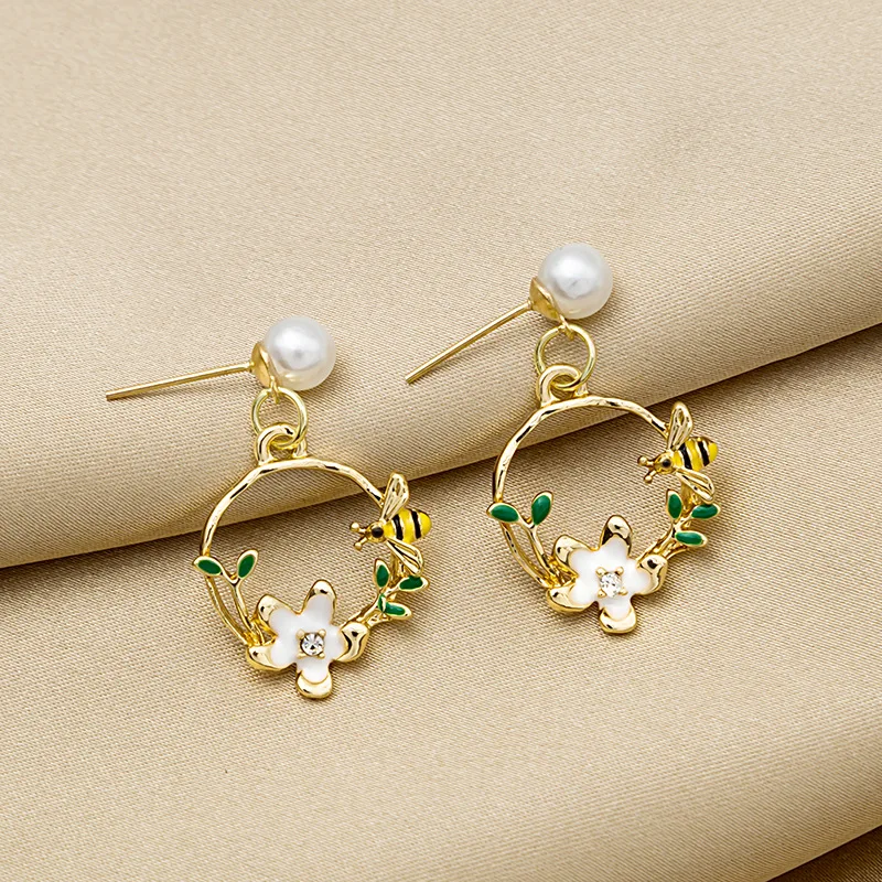 

Delicate Daisy Rose Wreath Stud Earrings For Women Cute Bee Butterfly Animal Design Zircon Piercing Earrings Wedding Jewelry