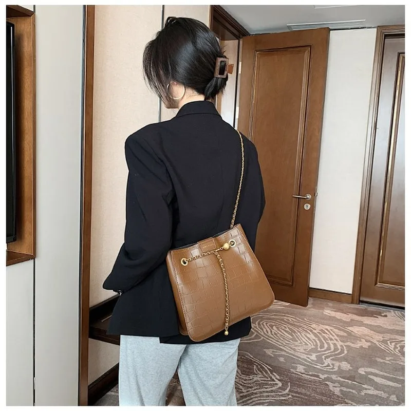 

Retro Large-capacity Female Bag Female 2020 Autumn and Winter New Fashion High-quality Ladies Messenger Bag Net Red Bucket Bag