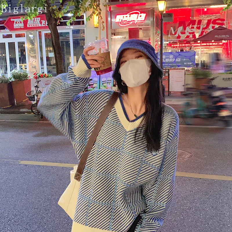 

Свитер женский трикотажный с длинным рукавом и V-образным вырезом