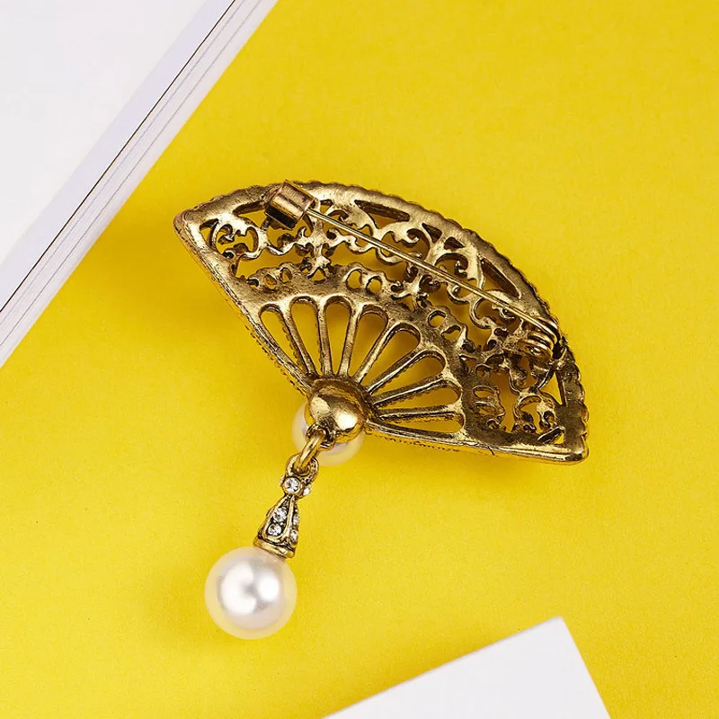 

Dream Candy Vintage Rhinestone Fan Brooches for Women Elegant Pearl Brooch Pin Creative Jewelry Men Accessories New Fashion 2021