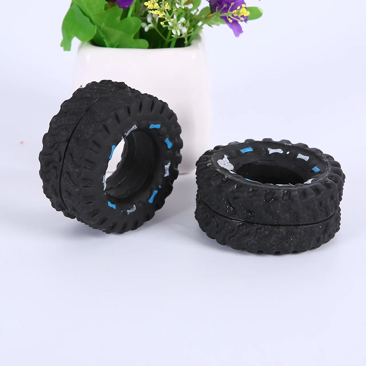 

Dog Rubber Chew Squeky Toys Bite Resistence Strong Rubber Molar Teeth Cleaning Toys