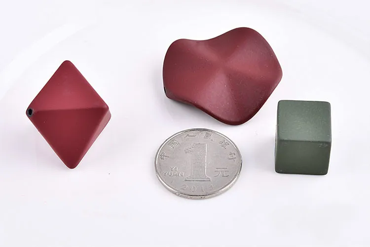 Осенние и зимние резиновые цветные матовые волнистые квадратные прямые бусы DIY