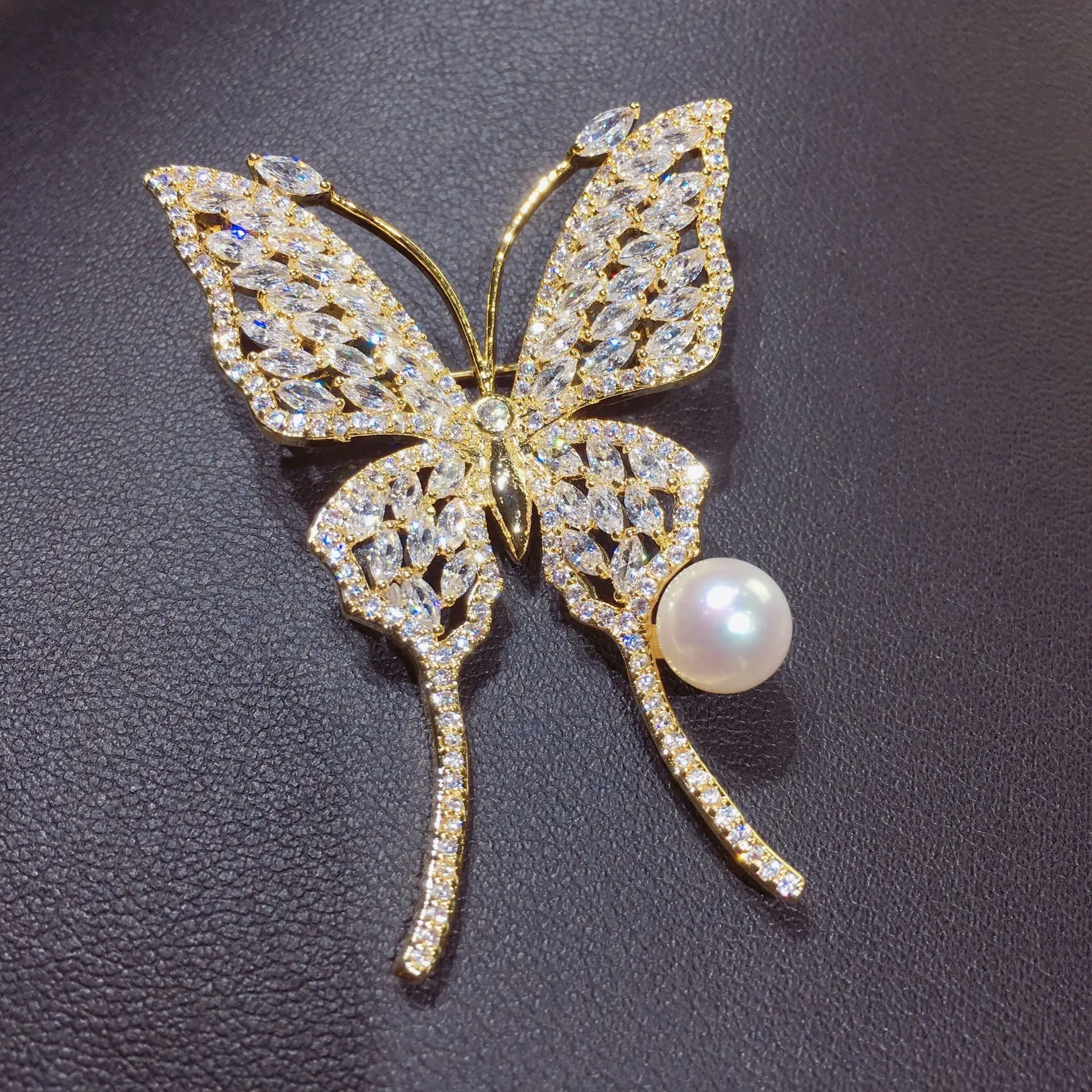 

High-grade natural fresh water pearl brooch with copper plated gold zircon butterfly pearl brooch finished product