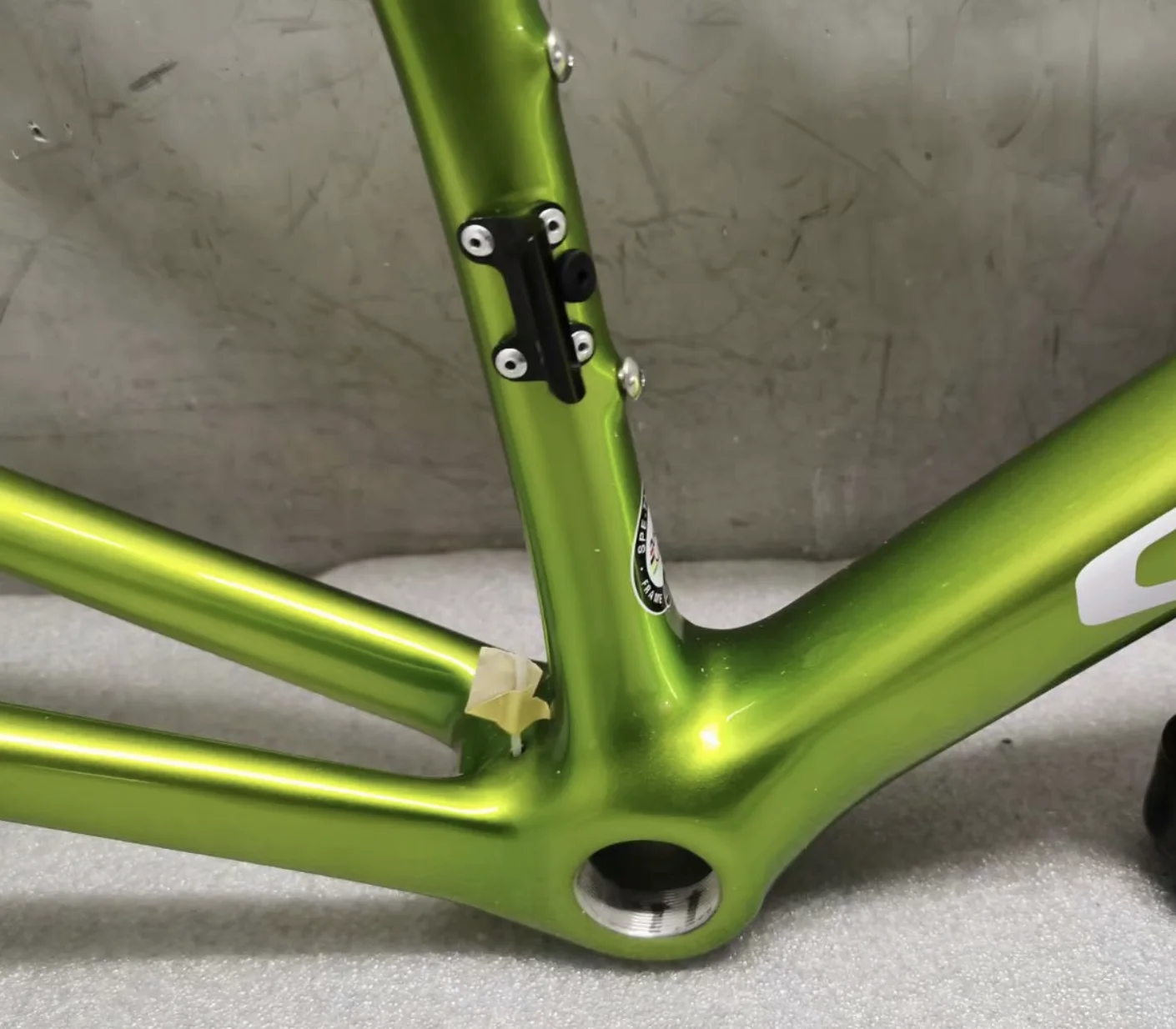 

Super light road bicycle carbon frame BB bottom bracket compatible Di2 group 700C road bike carbon frame 2 years warranty