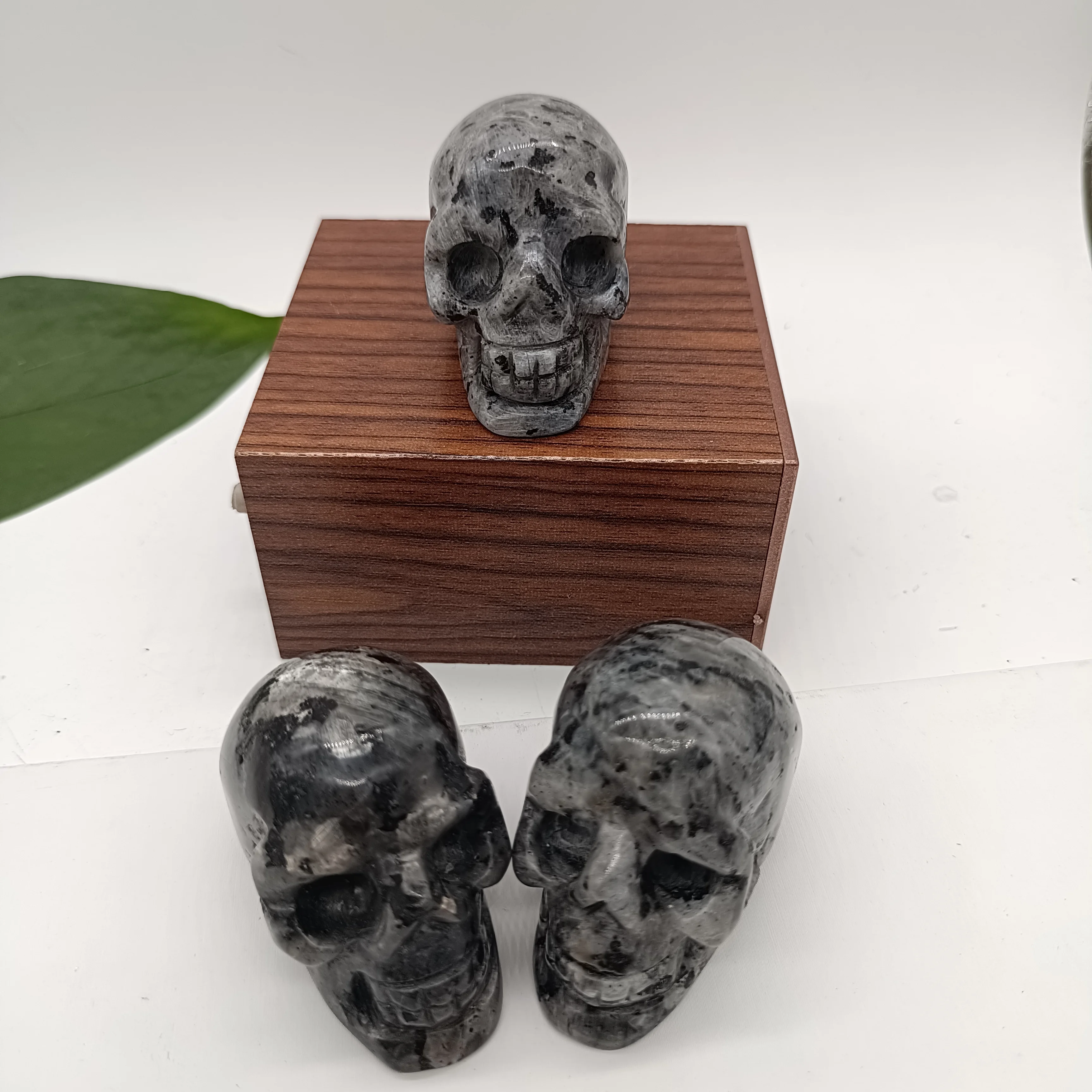 

1pc 2inch Natural Grey Nagaish Crystal Gabbro Quartz Carving Reiki Skull For Decoration