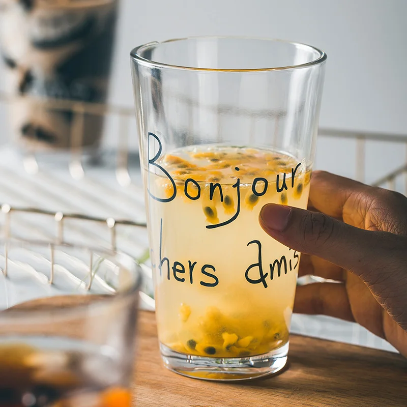 Простая стеклянная кружка в скандинавском стиле с черным буквенным принтом