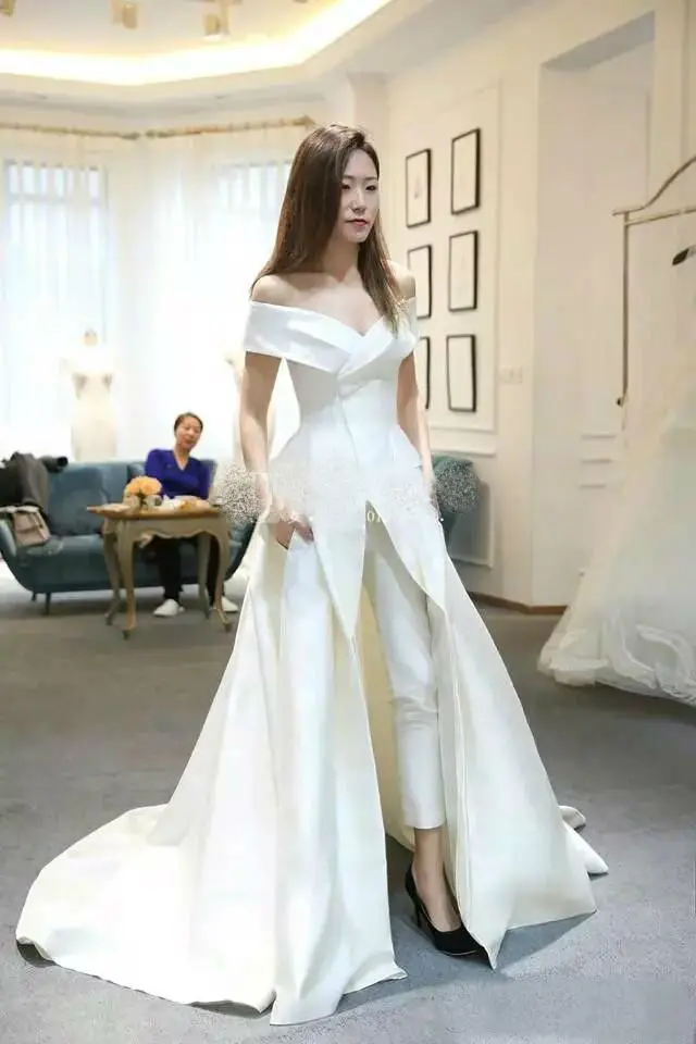 Koop Nieuwe Ontwerp Off-Shoulder Trouwjurken Satijnen Bruids Jumpsuits Mouwloze Met Broek Overrok Bruidsjurken Formele Gast Jurk