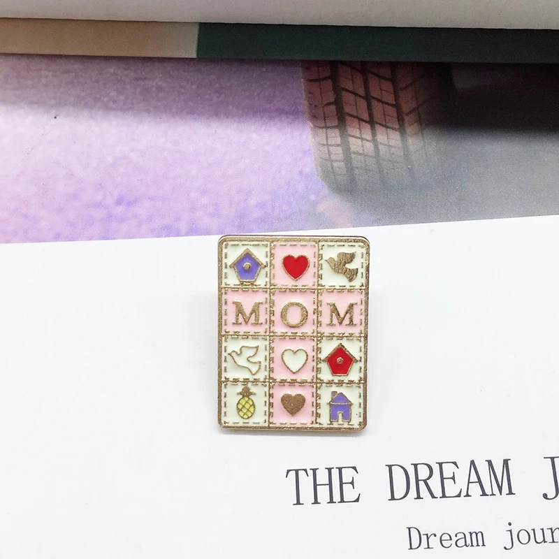 Креативная открытка для мамы значок в виде двойного голубяного домика модный