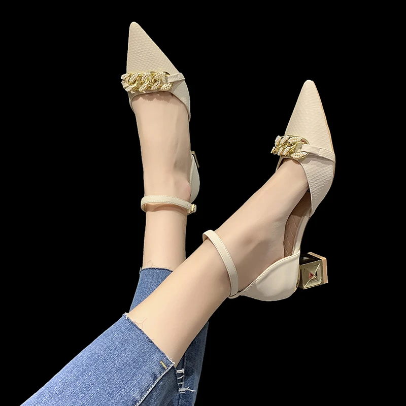 

Летняя женская обувь, кожаные сандалии с перфорацией, на толстом каблуке, со стразами, с острым носком, Металлические Модные женские сандали...