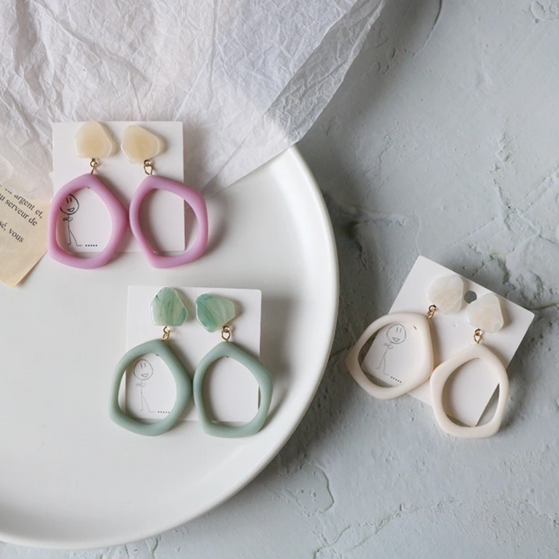 

Irregular Hollow Geometric Resin Earrings for Women Elegant Dating Jewelry 2022 Trend Friend Stud Clip Korean Fashion Earring