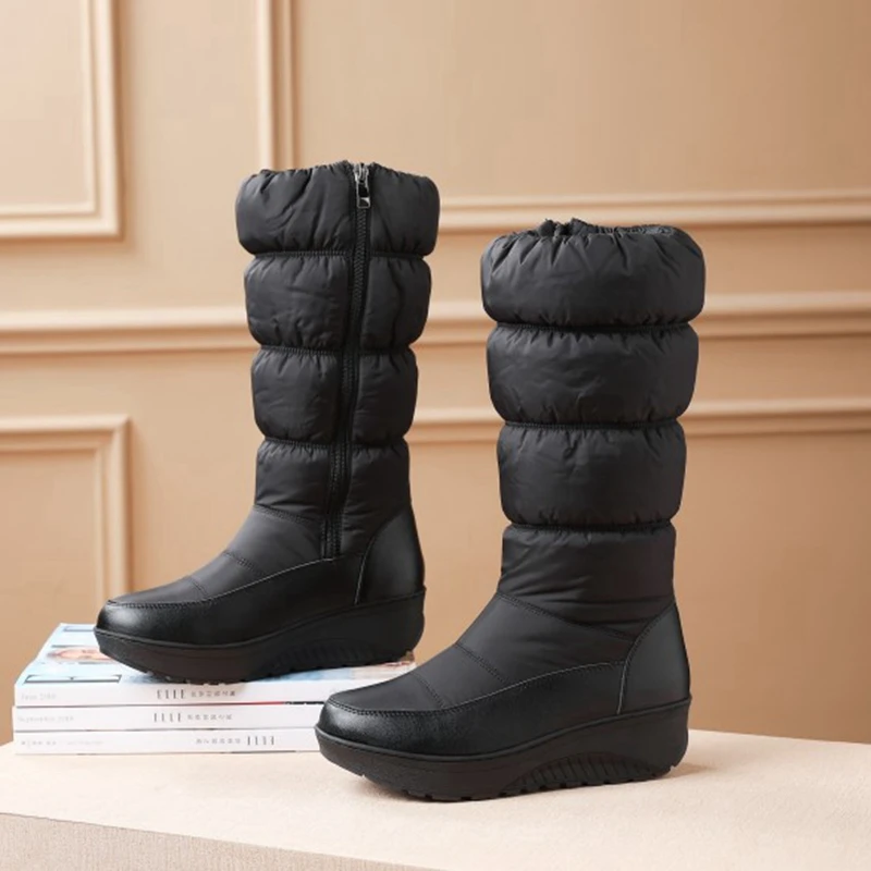 REAVE CAT/Большие размеры 35-44, новые зимние сапоги женские теплые водонепроницаемые сапоги на хлопковом пуху сапоги до середины икры на меху на платформе цвет черный, белый, синий - Цвет: Black