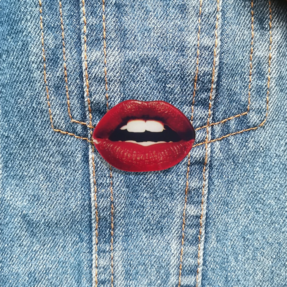 Girl's Favors Lips Fashion Brooch Pins Collections Cartoon Acrylic Brooches For Women Hat Shirt Jewelry Badges Gift Scarf Buckle