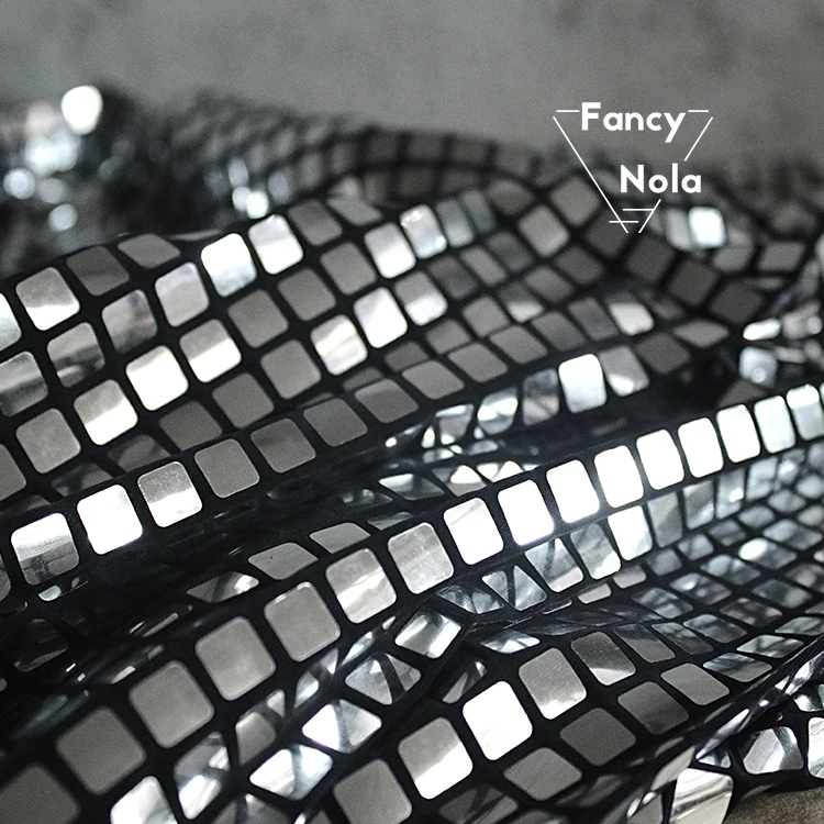 Серебряная квадратная блестящая односторонняя стрейчевая ткань ширина 140 см