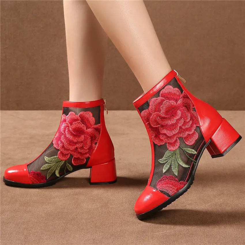 Женские туфли-лодочки из воловьей кожи на неровном каблуке с кружевной вышивкой |