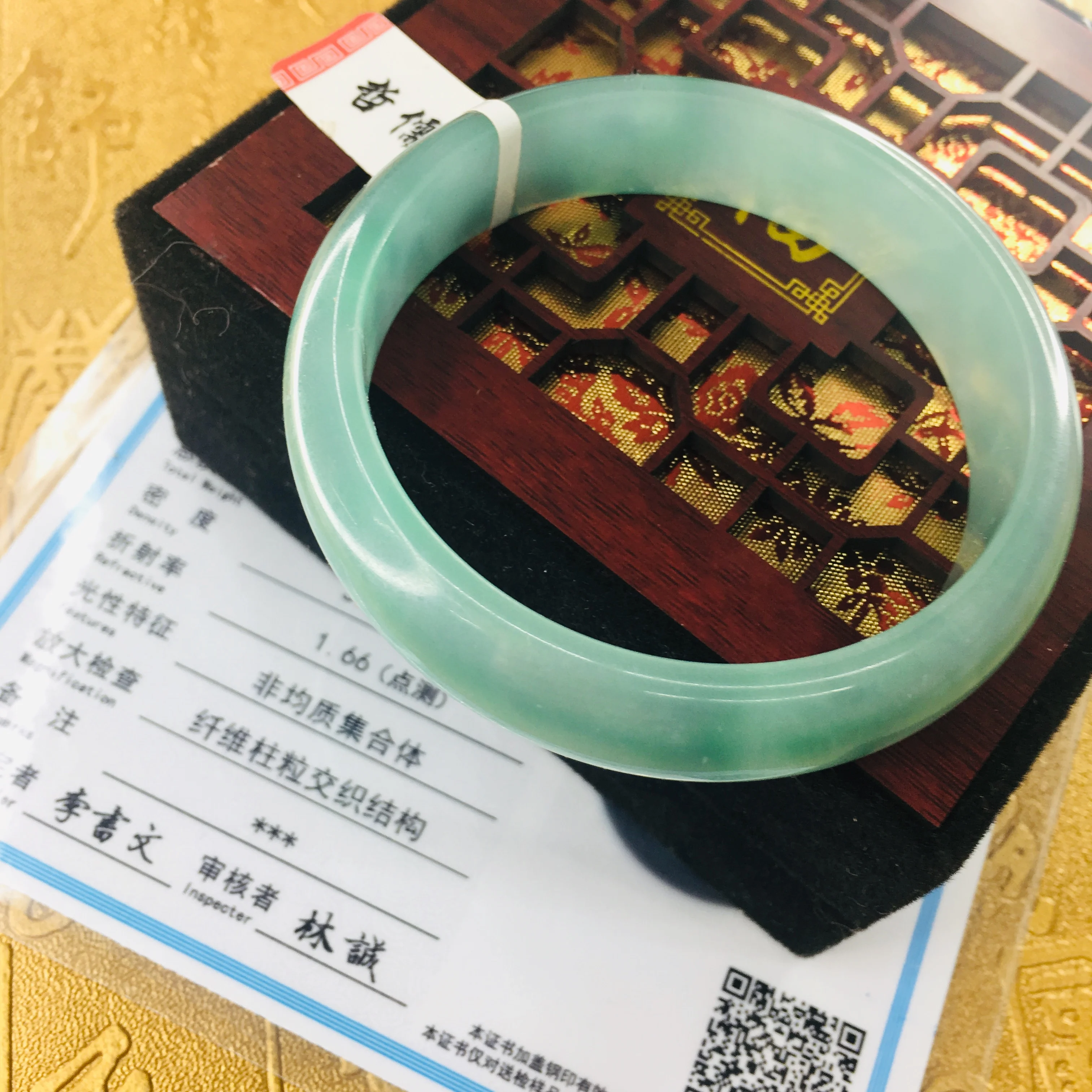

Send a certificate Natural Jadeite bracelet Fresh green light solid color 54-62mm female jade bracelet Jewelry gift