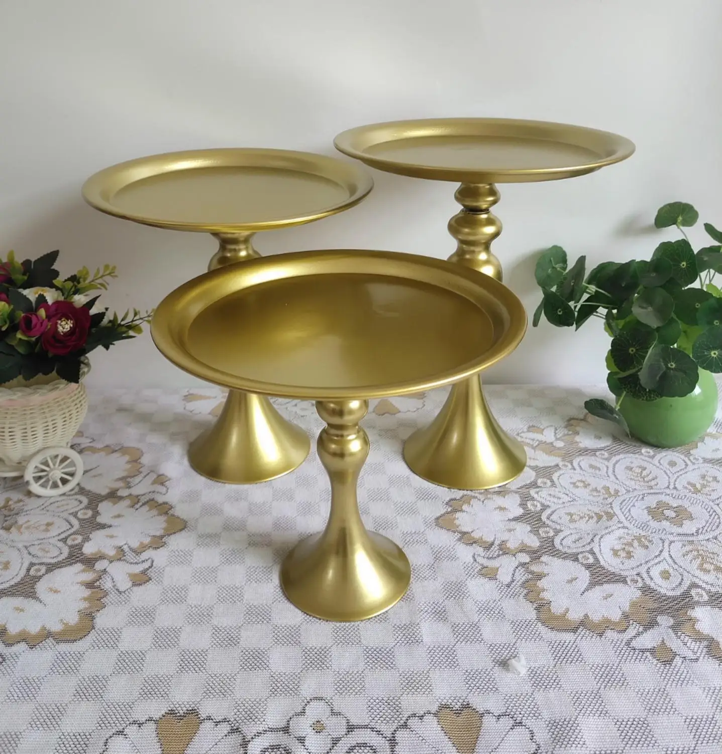 

European iron art cake standwedding props dessert tabledessert standtall gold/white cake tray, pastry display tray