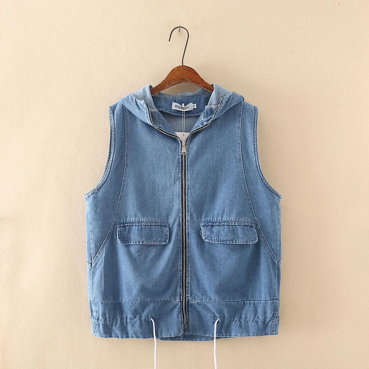 Женский джинсовый жилет с отворотом весенний однотонный облегающий капюшоном