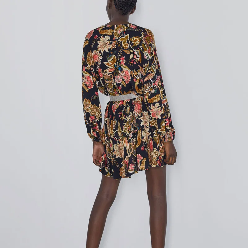 Женское мини платье с оборками круглым вырезом длинными рукавами и цветочным