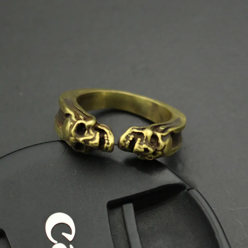 

EDC Copper Skull Ring Outdoor Personality Self Defense Brass Retro Finger Ring Fist Ring for Men and Women Protective Tools