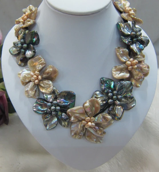 Ожерелье с 9 цветами из ракушек и швабры черного кремового цвета перламутром в