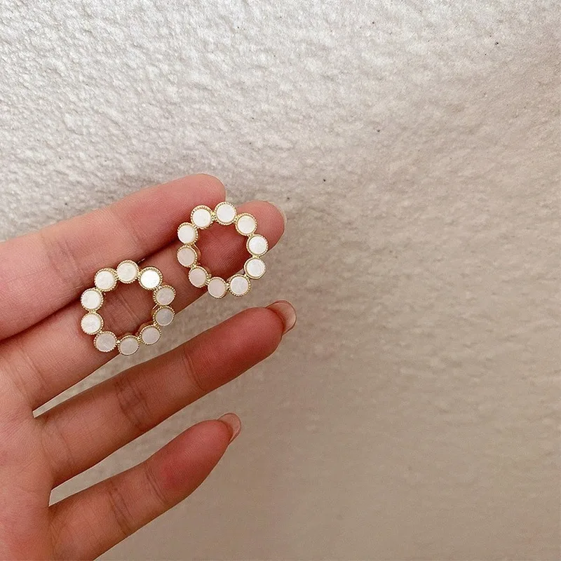 

Korean Circle Shell Stud Earrings Simple Geometric Delicate Round Design Shell Earrings for Women 2020 Fashion Jewelry