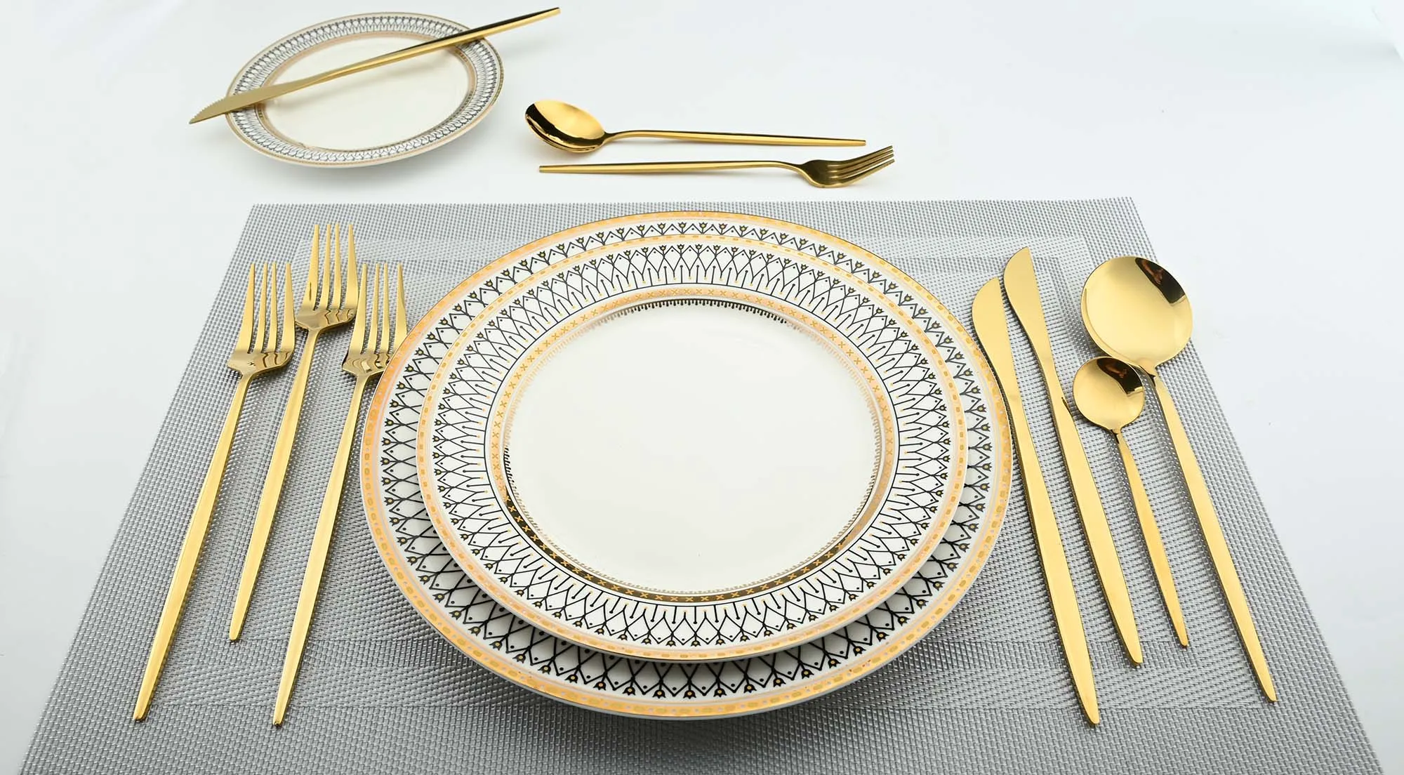 

24Pcs Dinnerware Set Stainless Steel Cutlery Set Kitchen Glossy Gold Tableware Set Knife Fork Spoon Black Gold Silverware Sets